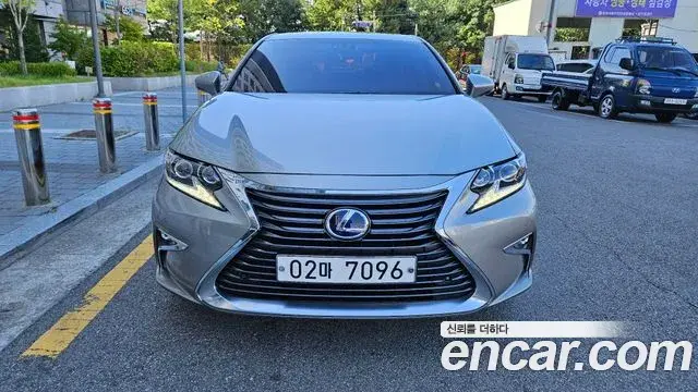 Lexus ES300h 2018 — Photo 2/16