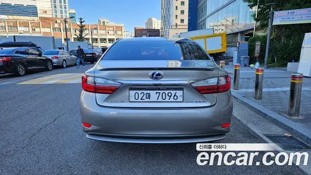 Lexus ES300h 2018 — Photo 3/16