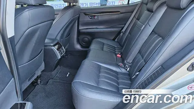Lexus ES300h 2018 — Photo 8/16