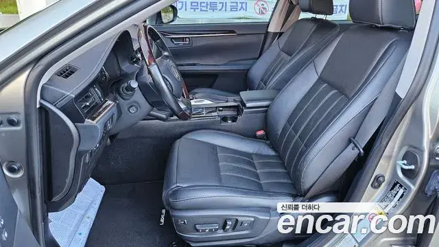 Lexus ES300h 2018 — Photo 9/16