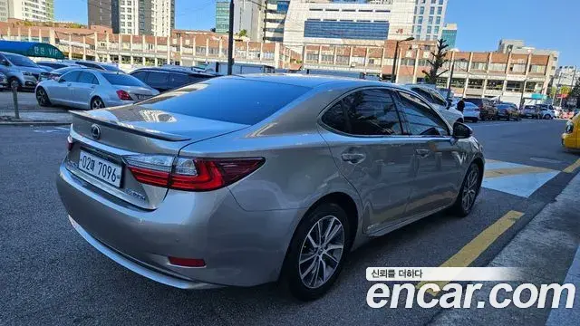 Lexus ES300h 2018 — Photo 16/16