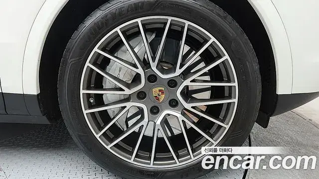 Porsche Cayenne 2020 — Photo 7/20