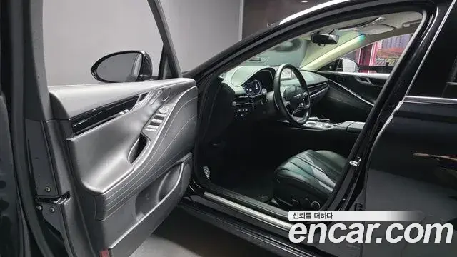 Genesis Electrified G80 2022 — Photo 10/20