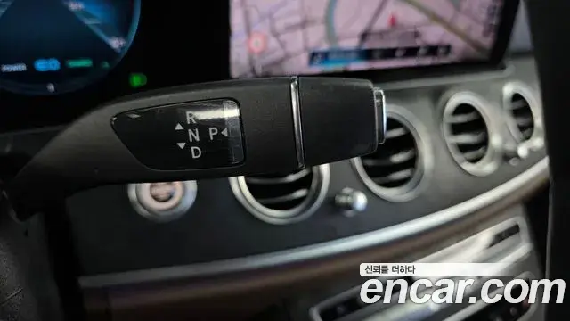 Mercedes-Benz E-Class 2021 — Photo 9/20