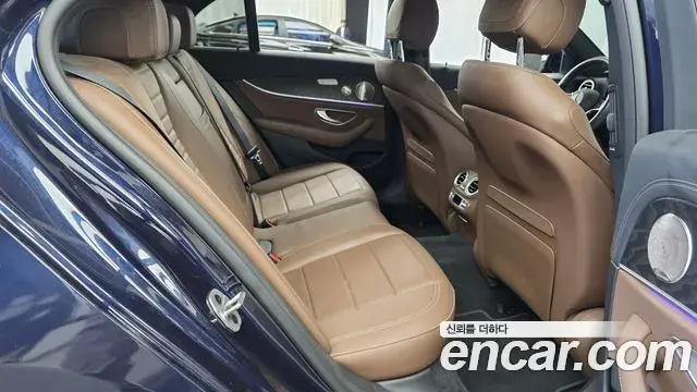Mercedes-Benz E-Class 2021 — Photo 11/20