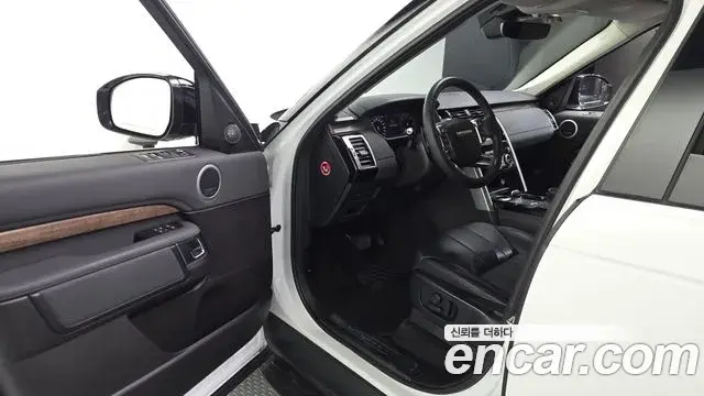 Land Rover Discovery 5 2018 — Photo 8/20