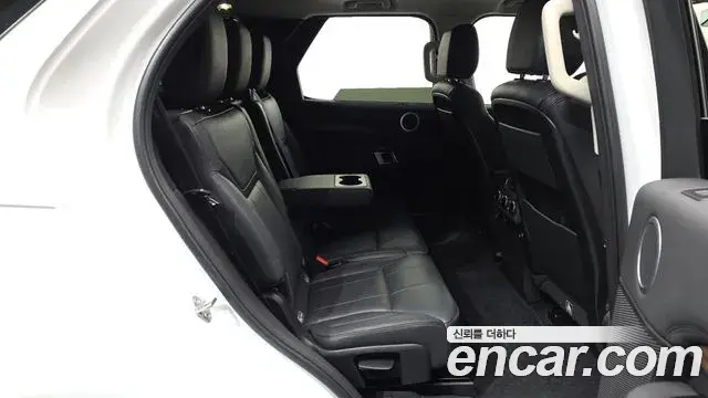 Land Rover Discovery 5 2018 — Photo 11/20