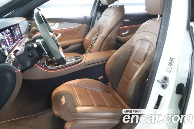 Mercedes-Benz E-Class 2021 — Photo 11/18
