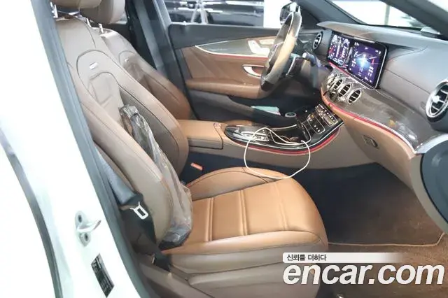 Mercedes-Benz E-Class 2021 — Photo 12/18