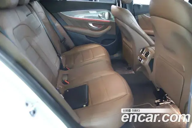 Mercedes-Benz E-Class 2021 — Photo 13/18