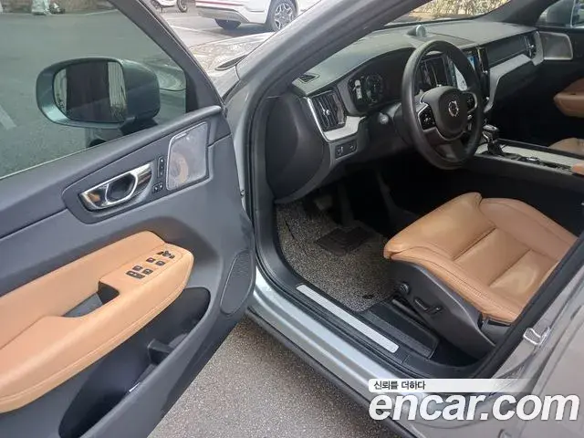 Volvo XC60 2019 — Фото 16/17