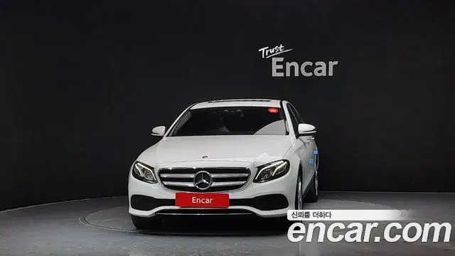 Mercedes-Benz E-Class 2018 — Photo 12/20
