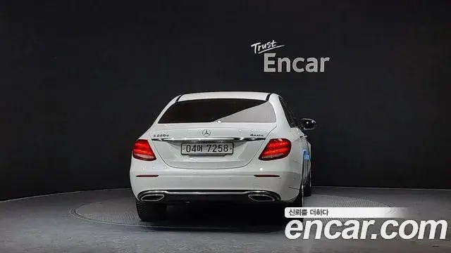 Mercedes-Benz E-Class 2018 — Photo 9/20