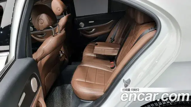 Mercedes-Benz E-Class 2018 — Photo 6/20