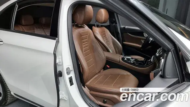 Mercedes-Benz E-Class 2018 — Photo 11/20