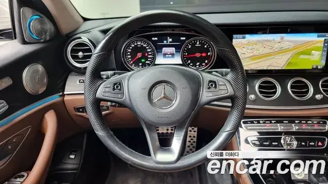 Mercedes-Benz E-Class 2018 — Photo 7/20
