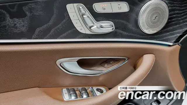 Mercedes-Benz E-Class 2018 — Photo 5/20
