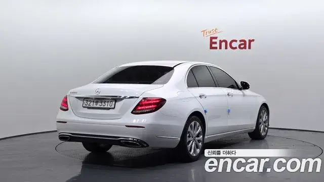 Mercedes-Benz E-Class 2018 — ფოტო 19/20