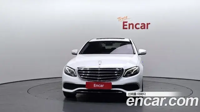 Mercedes-Benz E-Class 2018 — ფოტო 13/20