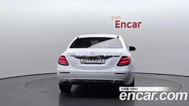 Mercedes-Benz E-Class 2018 — ფოტო 17/20