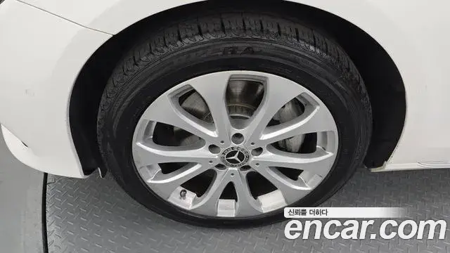 Mercedes-Benz E-Class 2018 — ფოტო 15/20