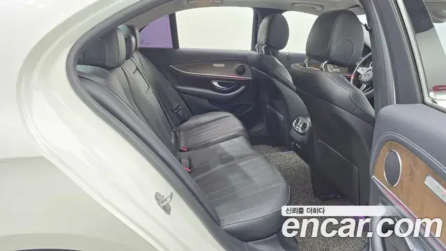 Mercedes-Benz E-Class 2018 — ფოტო 14/20
