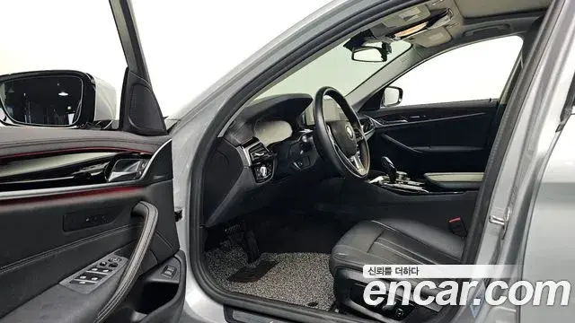 BMW 5 Series 2020 — ფოტო 8/20