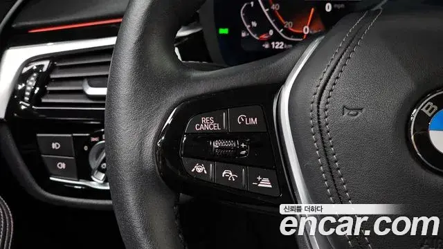 BMW 5 Series 2020 — ფოტო 17/20