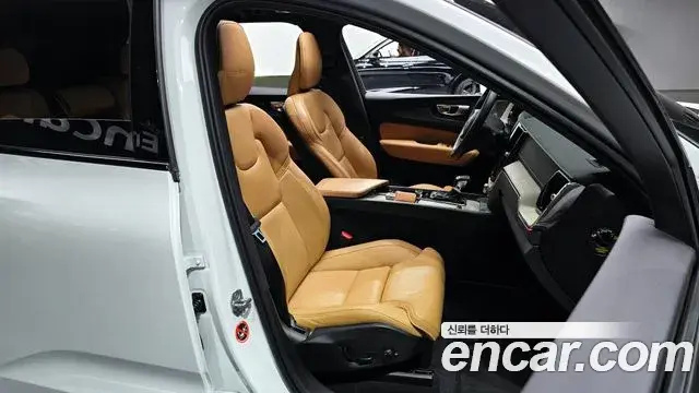 Volvo XC60 2020 — Photo 8/20