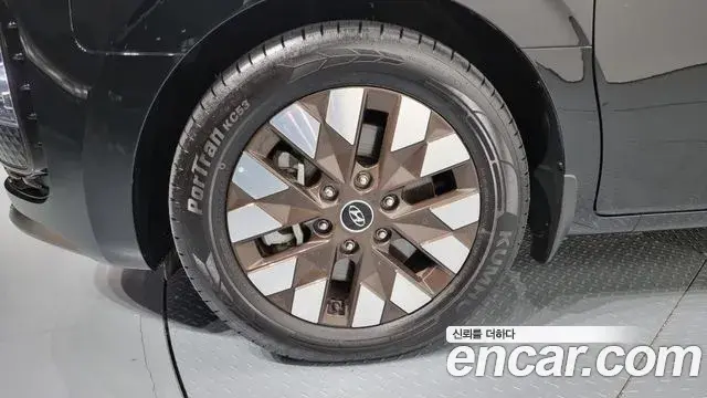 Hyundai Staria 2023 — Photo 5/20