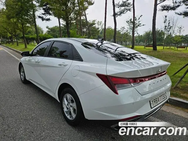 Hyundai The New Avante Hybrid 2021 — Photo 9/19