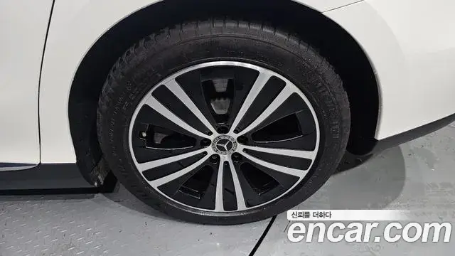 Mercedes-Benz EQE 2023 — Photo 16/20