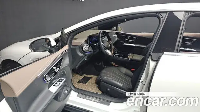 Mercedes-Benz EQE 2023 — Photo 12/20