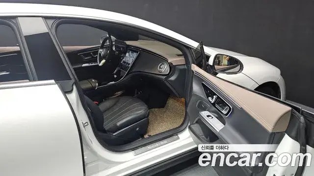 Mercedes-Benz EQE 2023 — Photo 8/20
