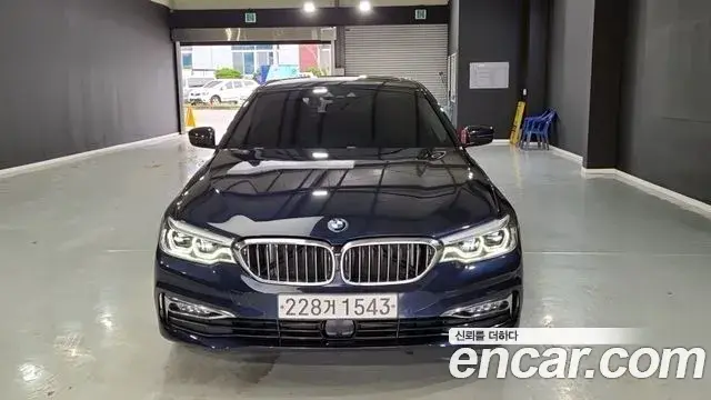 BMW 5 Series 2018 — ფოტო 17/19