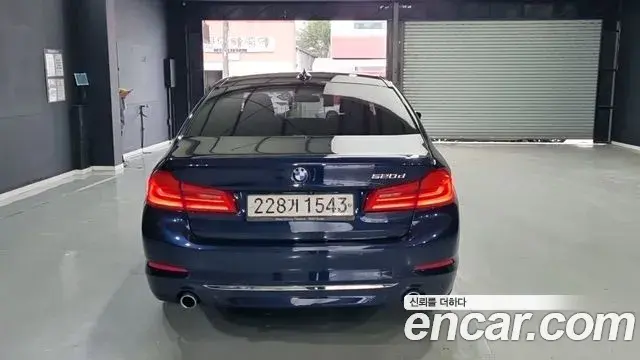 BMW 5 Series 2018 — ფოტო 9/19