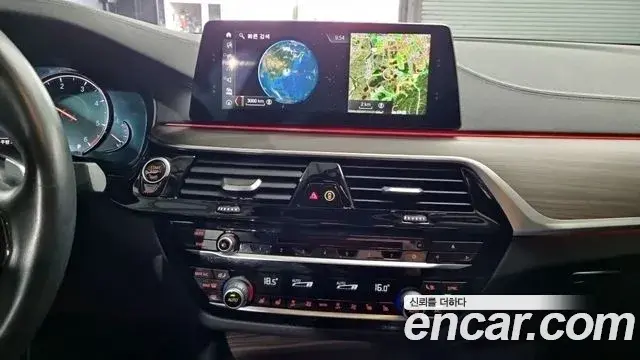BMW 5 Series 2018 — ფოტო 13/19