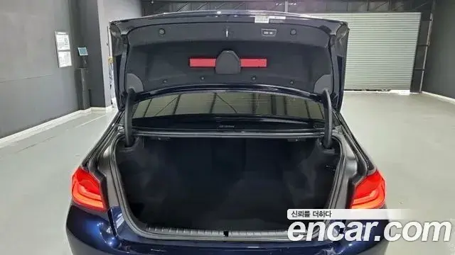 BMW 5 Series 2018 — ფოტო 14/19