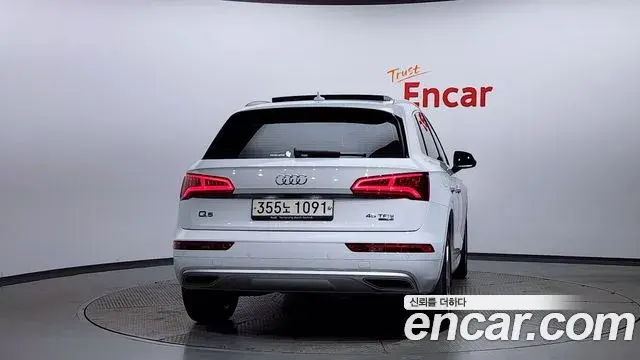 Audi Q5 2020 — ფოტო 14/20