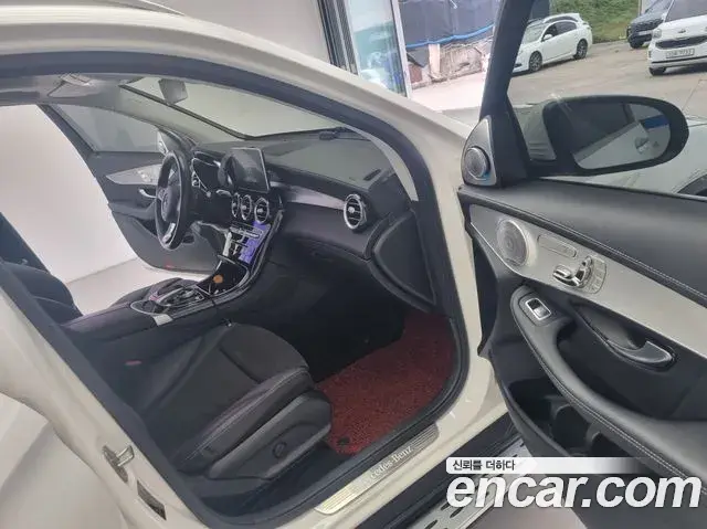 Mercedes-Benz GLC-Class 2019 — Photo 17/19