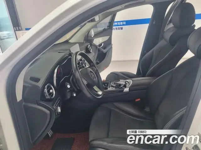 Mercedes-Benz GLC-Class 2019 — Photo 6/19