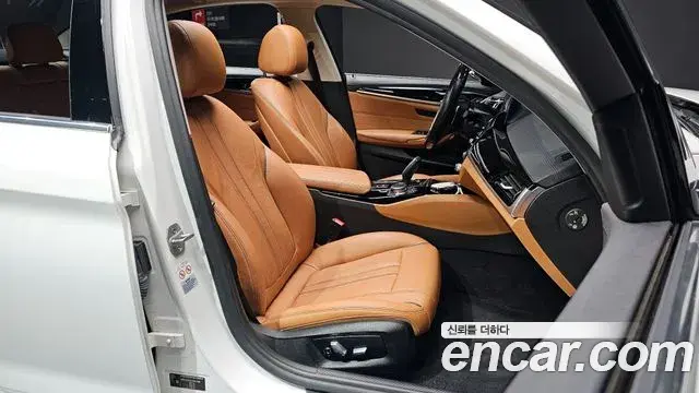BMW 5 Series 2018 — Şəkil 9/20