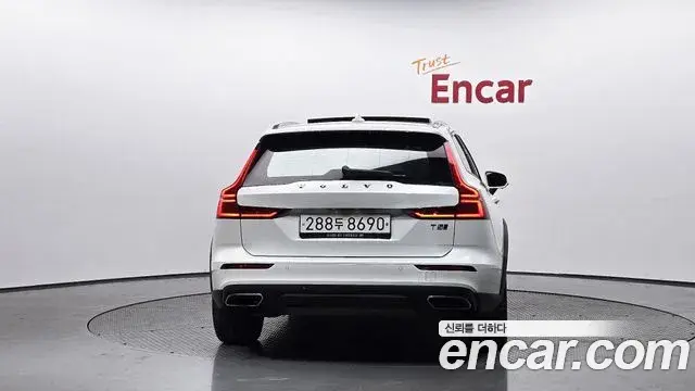 Volvo V60 Cross Country 2019 — Photo 10/20