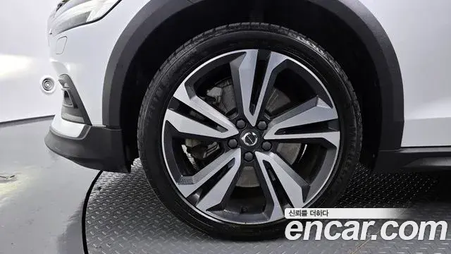 Volvo V60 Cross Country 2019 — Photo 1/20