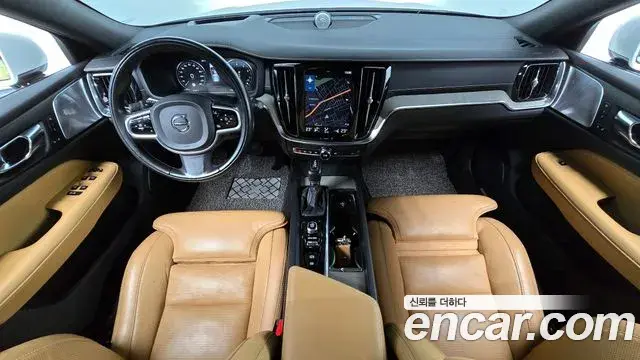 Volvo V60 Cross Country 2019 — Photo 18/20