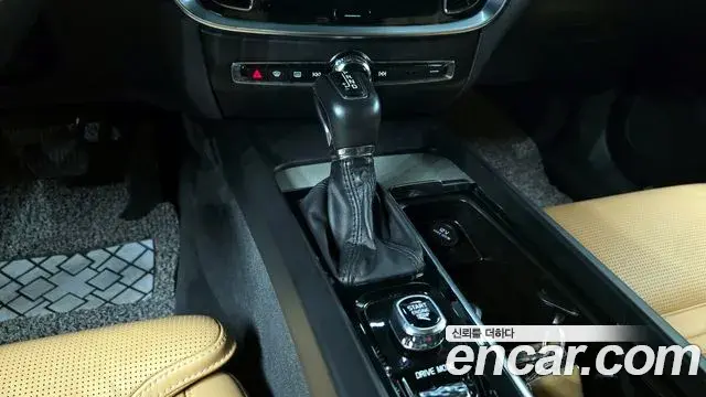 Volvo V60 Cross Country 2019 — Photo 15/20