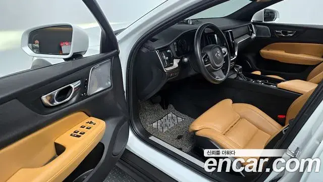 Volvo V60 Cross Country 2019 — Photo 13/20
