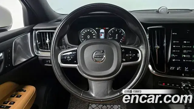 Volvo V60 Cross Country 2019 — Photo 14/20