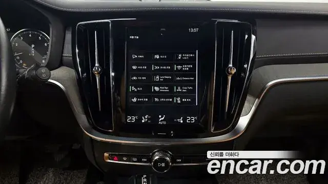 Volvo V60 Cross Country 2019 — Photo 16/20