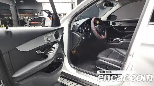 Mercedes-Benz GLC-Class 2018 — Photo 10/19